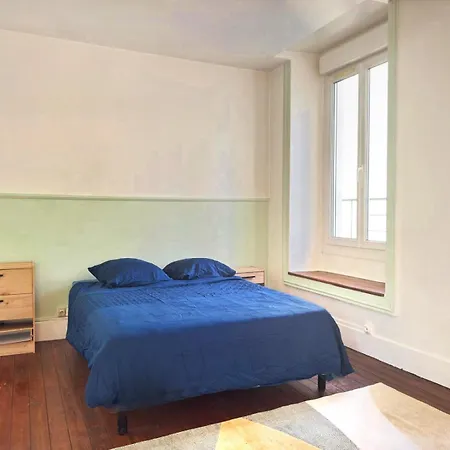 Le Pelousain Train Station Apartament
