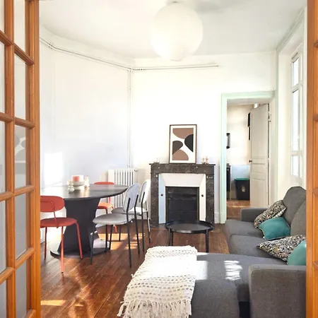 Le Pelousain Train Station Apartament